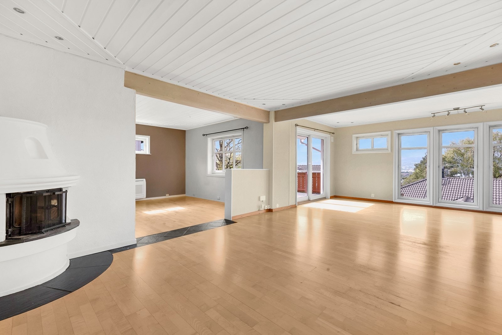Stuen er av god størrelse og i tillegg til en hyggelig sofagruppe kan det innredes med gode sofastoler og tv-møblement. Her er mulighetene mange! Galleribilde