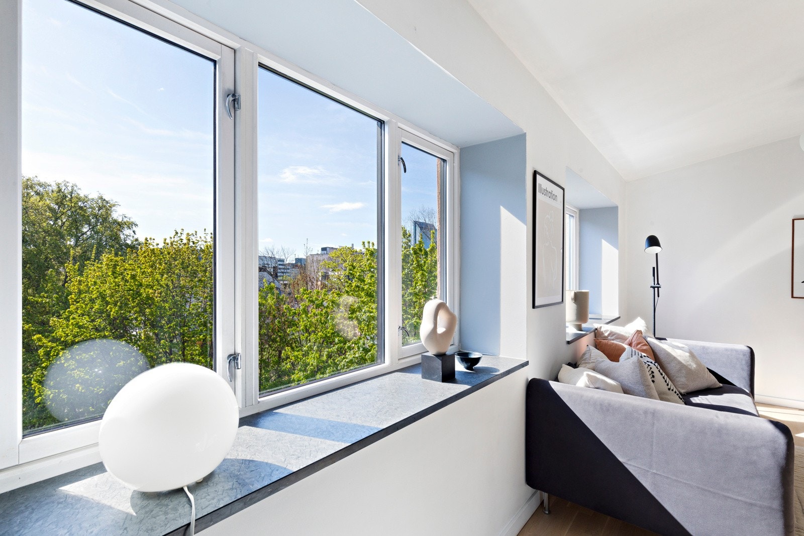 Leiligheten har en lys og fin stue med en flott utsikt. Galleribilde