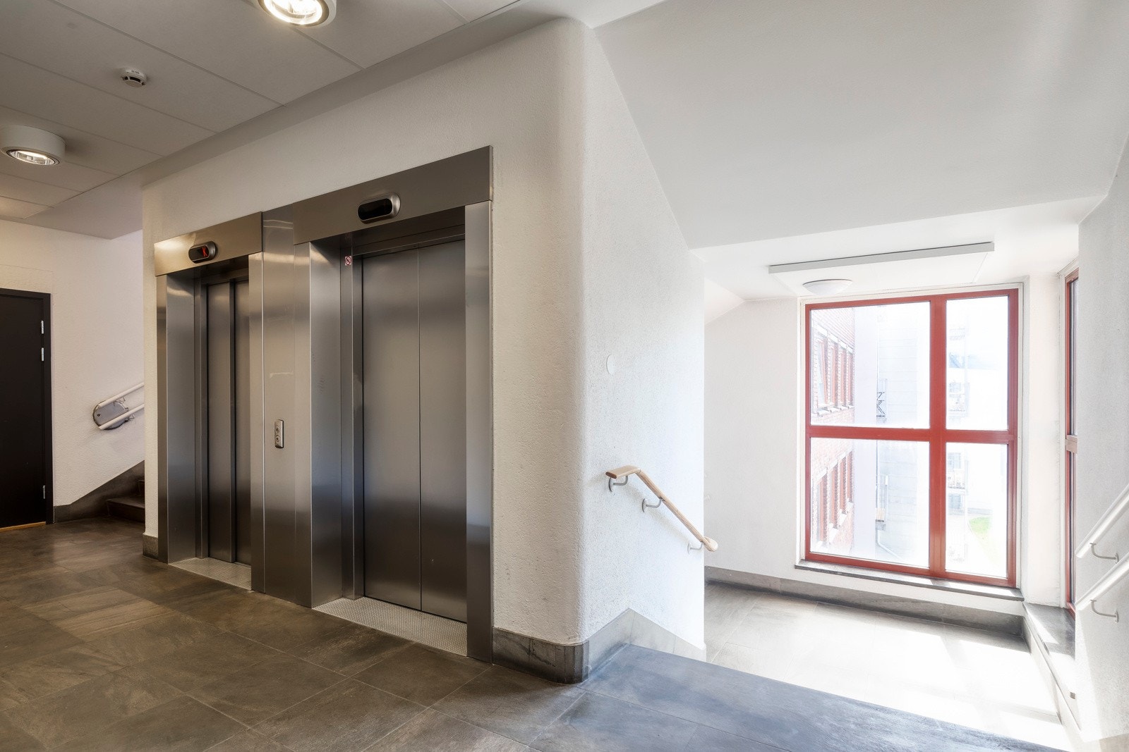 Leiligheten har adkomst fra felles trappeoppgang med heis. Dørtelefon med portåpner er plassert ved inngangsdøren. Galleribilde