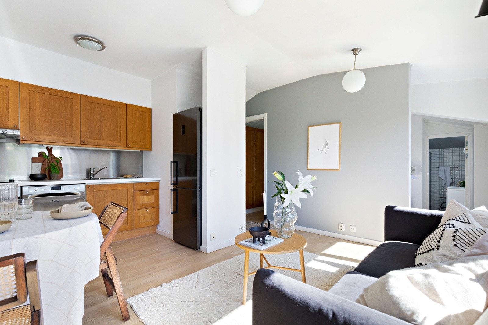 Kjøkkenet er utstyrt med integrerte hvitevarer som oppvaskmaskin og komfyr med nedfelt platetopp. Galleribilde