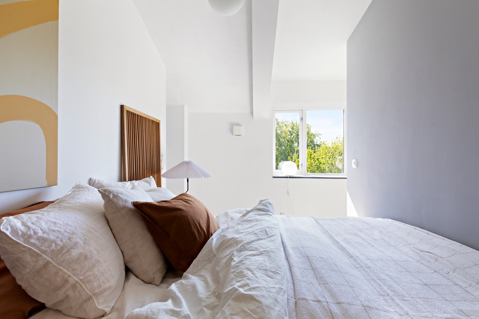 God plass til dobbeltseng, nattbord og annen ønsket møblering. Galleribilde