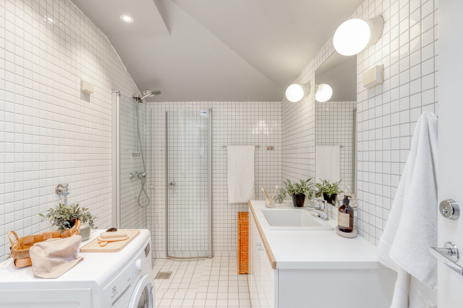 Leiligheten har et pent, flislagt baderom fra 2005, med plass og opplegg for både vaskemaskin og tørketrommel. Galleribilde