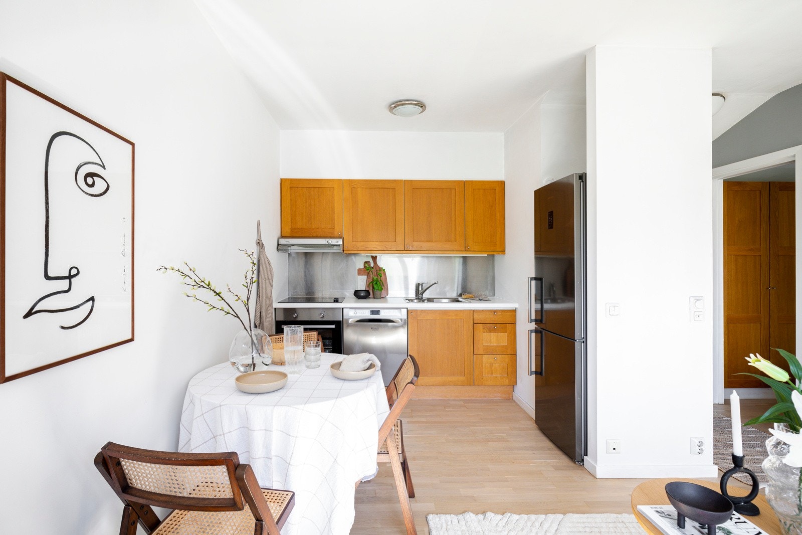 Leiligheten har en svært fin, praktisk og arealeffektiv kjøkkenløsning Galleribilde