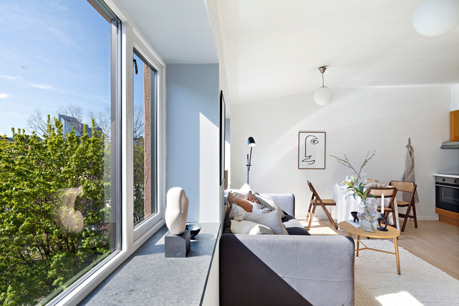 Store, brede vindusflater som gir gode innvendige lysforhold og en luftig romfølelse. Galleribilde