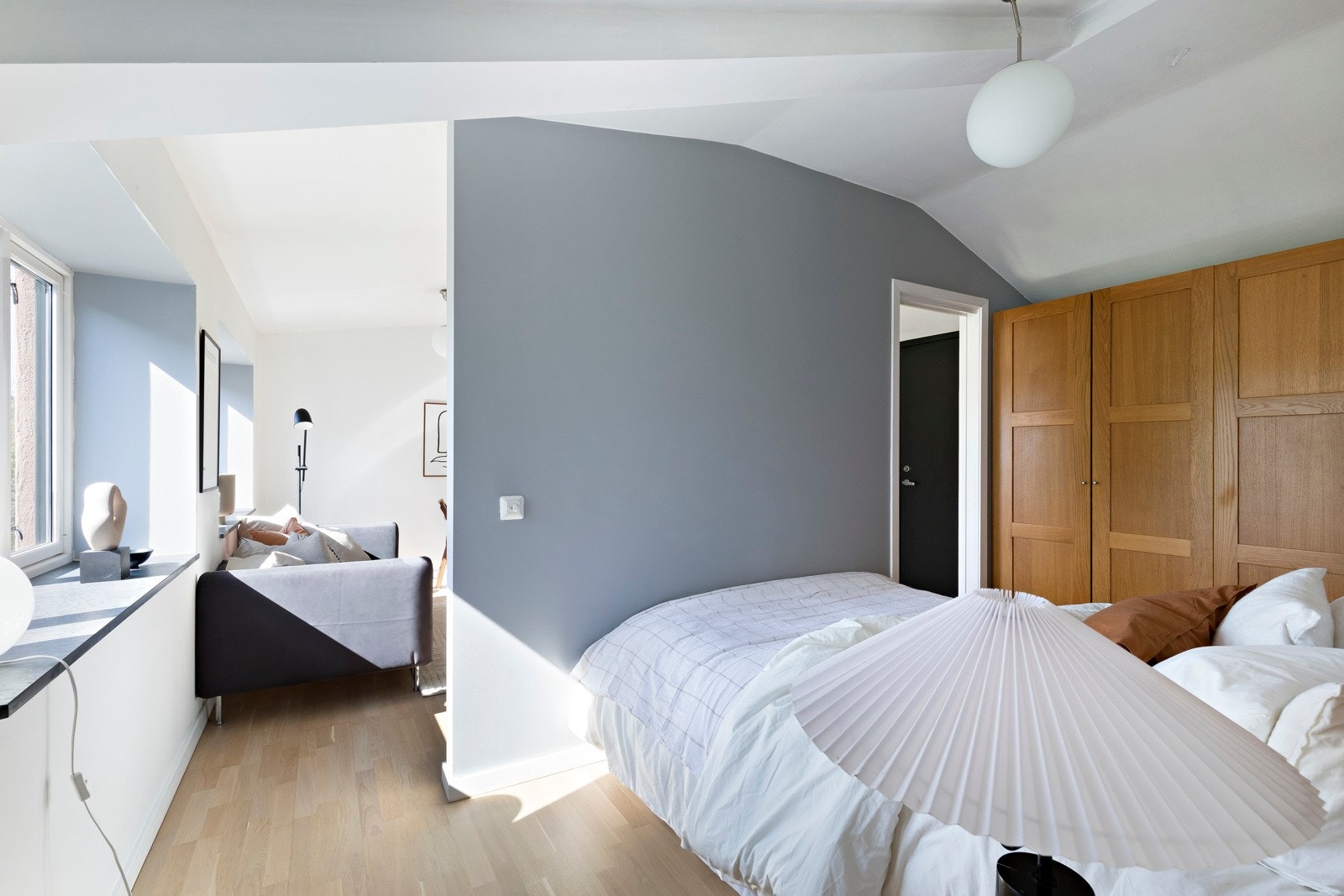 Soverommet har en delvis åpen løsning mot stue, med to døråpninger hvor det ikke er satt inn dør. Galleribilde