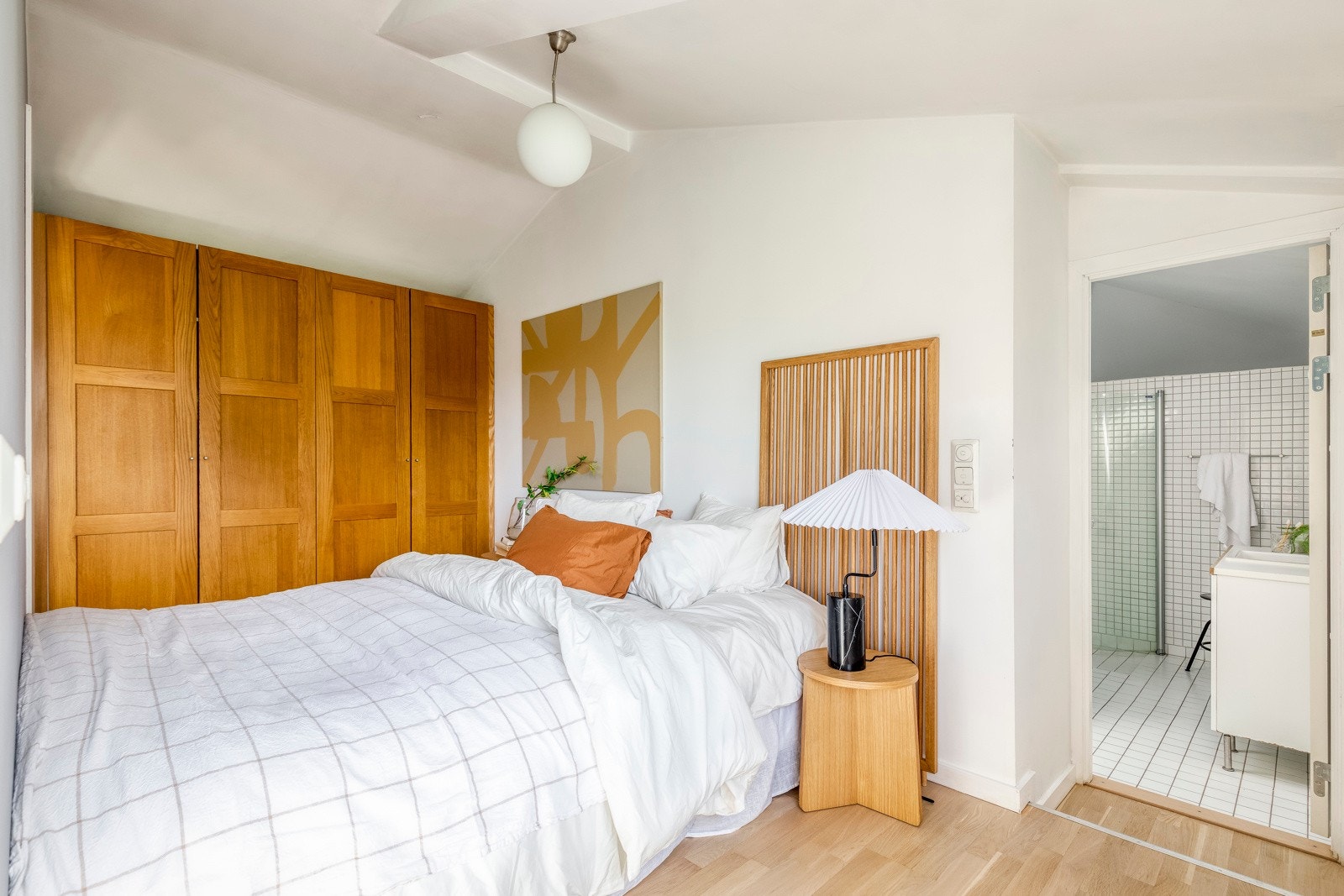 Leiligheten her et hyggelig og luftig soverom av god størrelse. Galleribilde