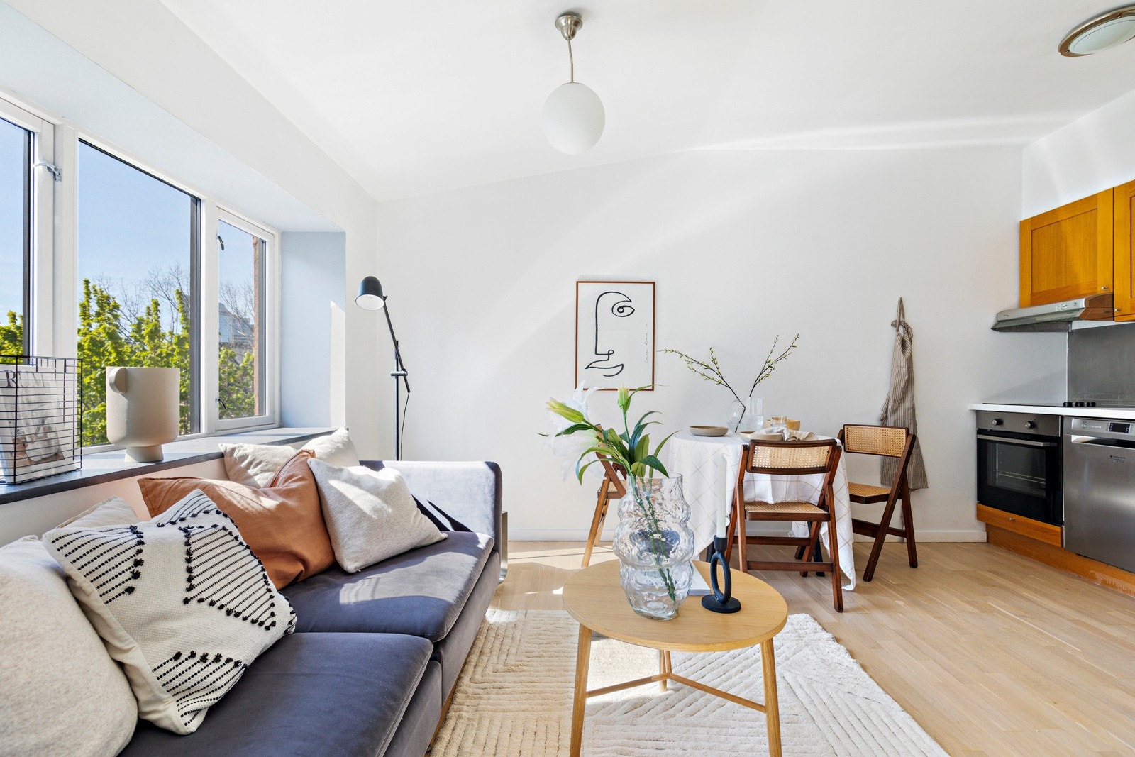 Her er det gode møbleringsmuligheter, med plass til både sofagruppe med tilhørende møblement og tv-seksjon. Galleribilde