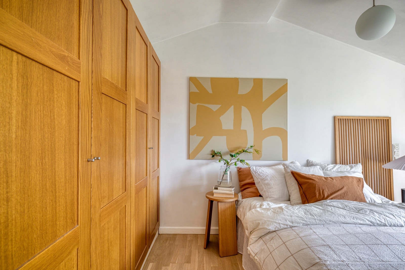 Rikelig med oppbevaringsplass i stort garderobeskap (ca. 2,10 meter bredt). Galleribilde