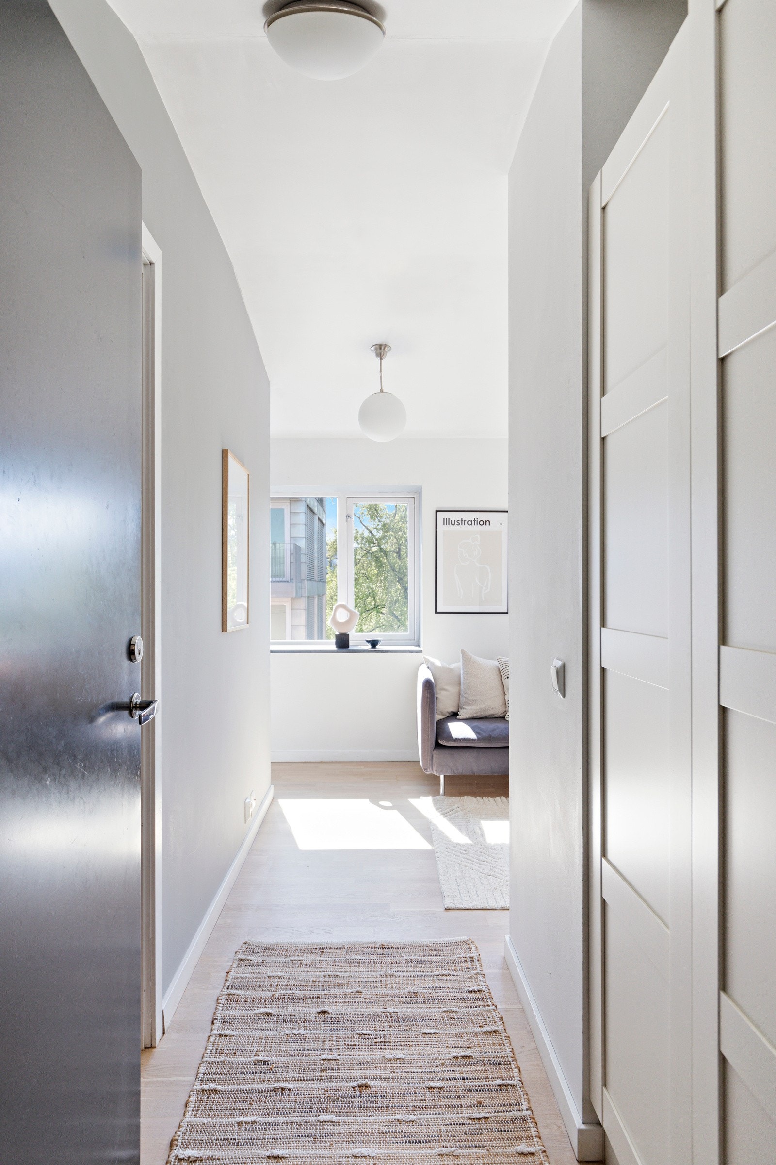 Velkommen inn! Lys og hyggelig entré som gir et godt førsteinntrykk av leiligheten. Galleribilde