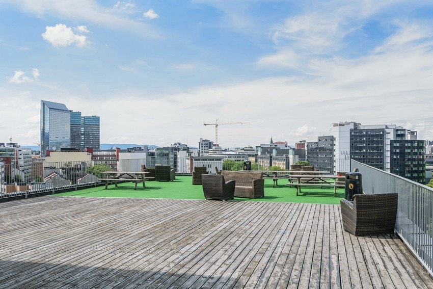 Felles takterrasse med gode solforhold, sittegrupper, solsenger og fantastisk utsikt. Galleribilde