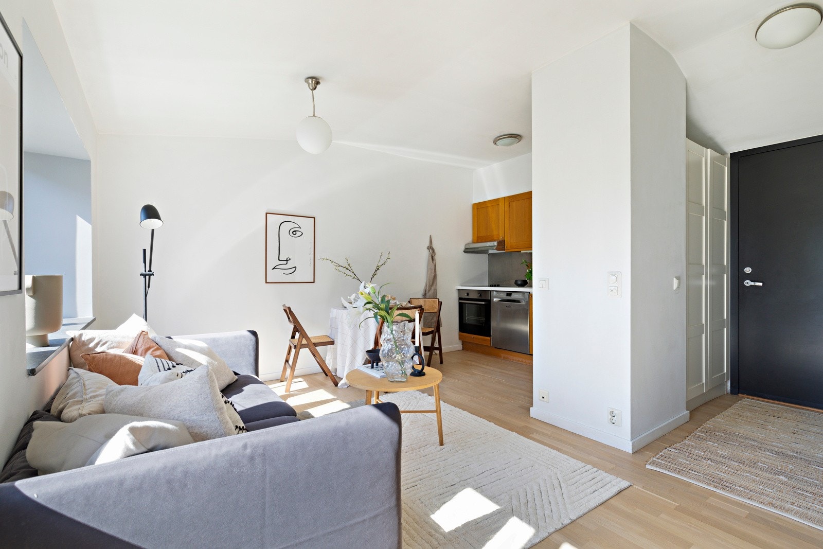Leiligheten har stue og kjøkken i åpen løsning, noe som sikrer en god utnyttelse av arealet og skaper et hyggelig og sosialt oppholdsrom. Galleribilde