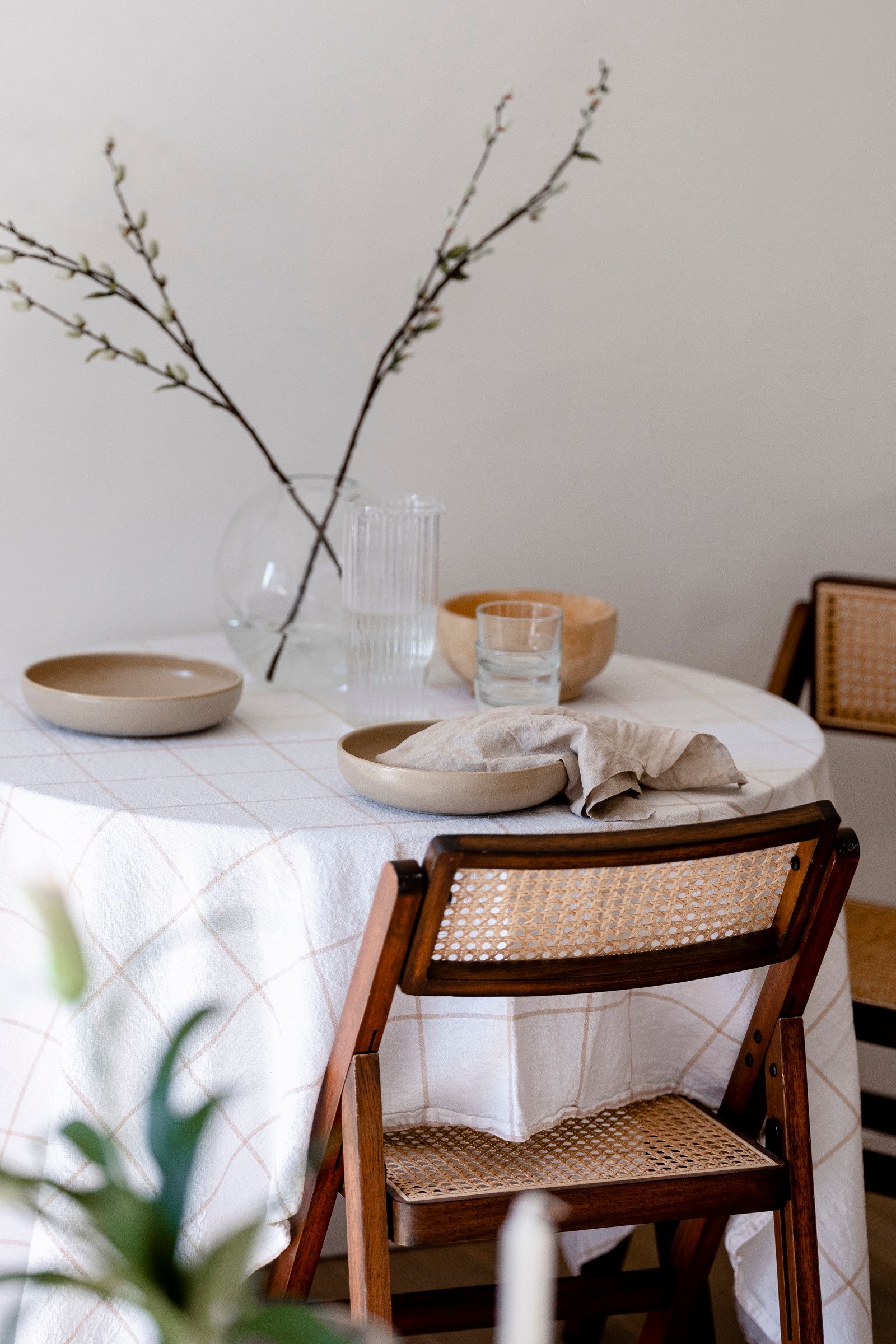 Boligen har lysmalte overflater og parkett på gulv. Galleribilde