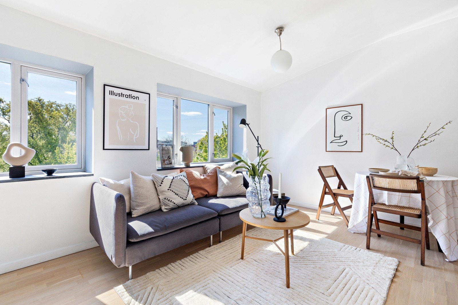 Leiligheten ligger høyt og fint i 4. etasje (med heisadkomst), i et attraktivt område på nedre Grünerløkka. Galleribilde