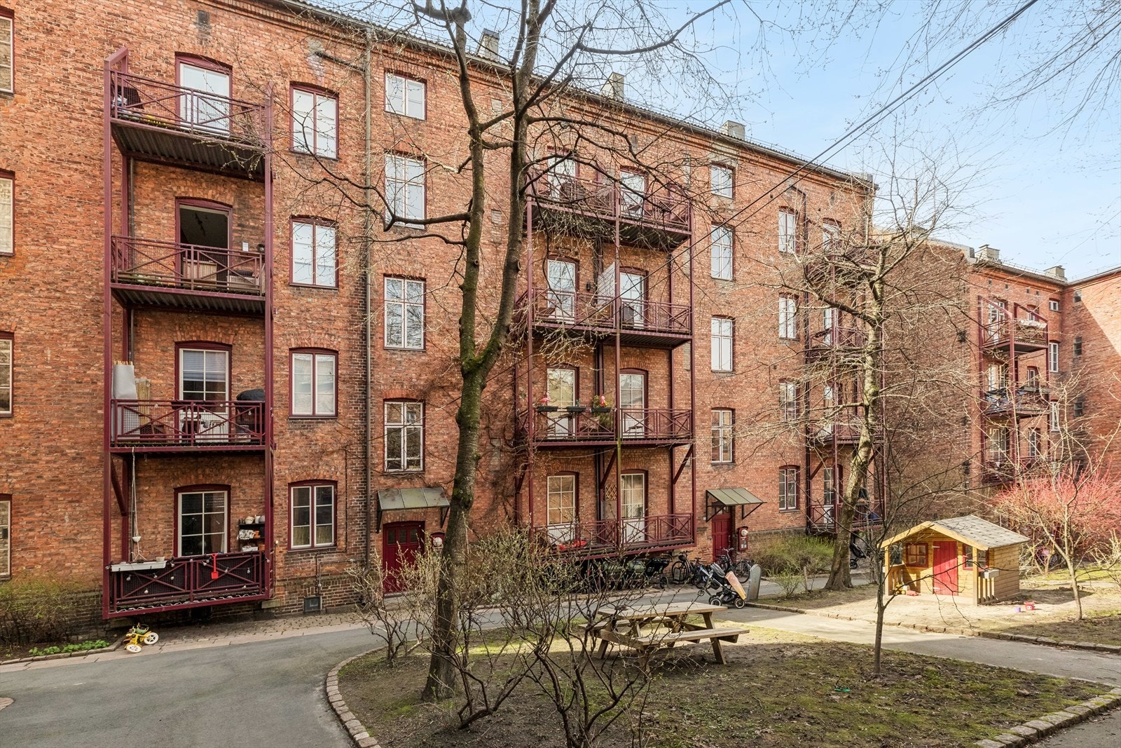 Bakgården er pent opparbeidet med sittegrupper og lekemuligheter for barna Galleribilde