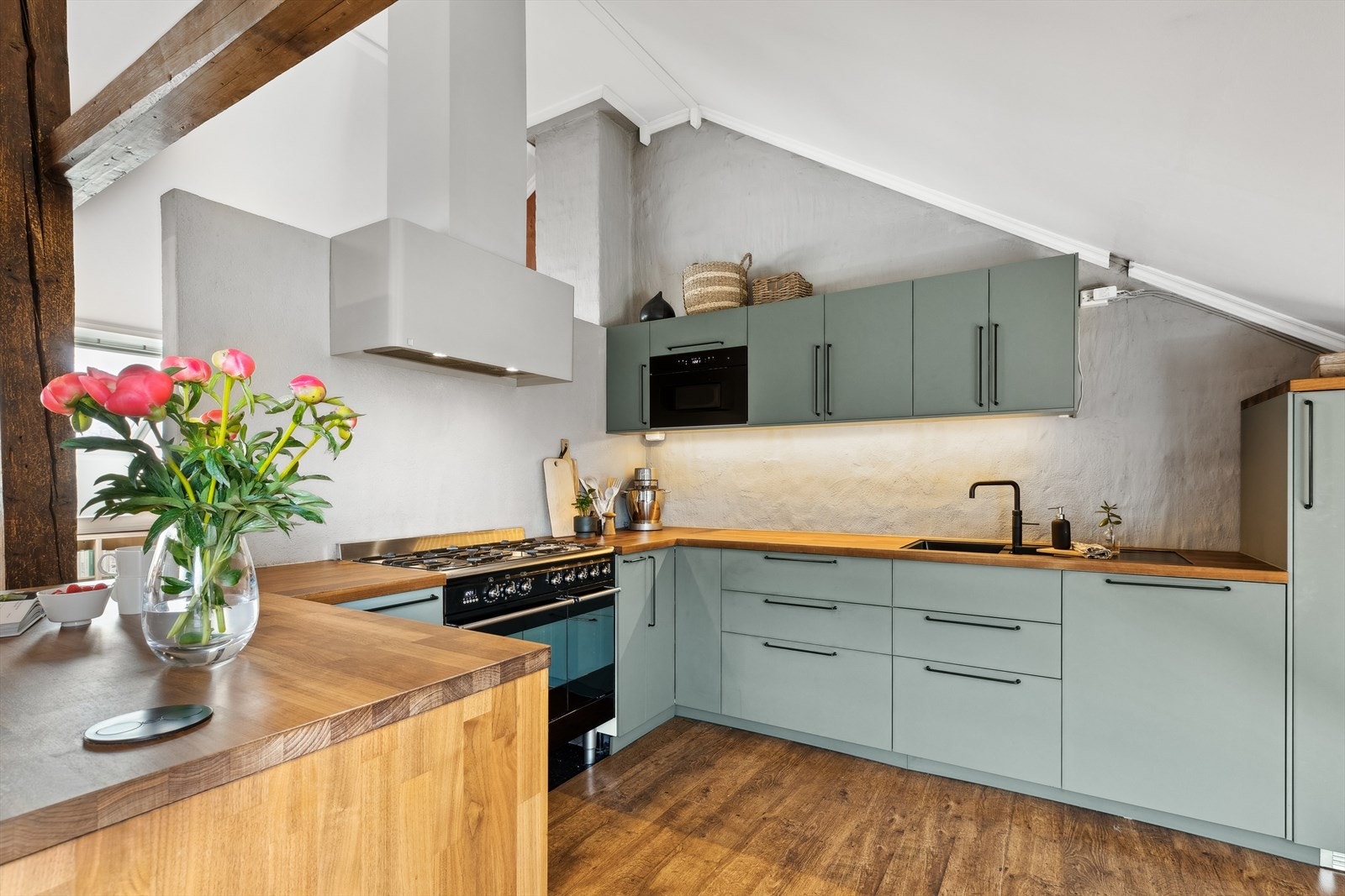 Kjøkkenet er utstyrt med integrert mikro, kjøleskap, fryseskap og oppvaskmaskin Galleribilde