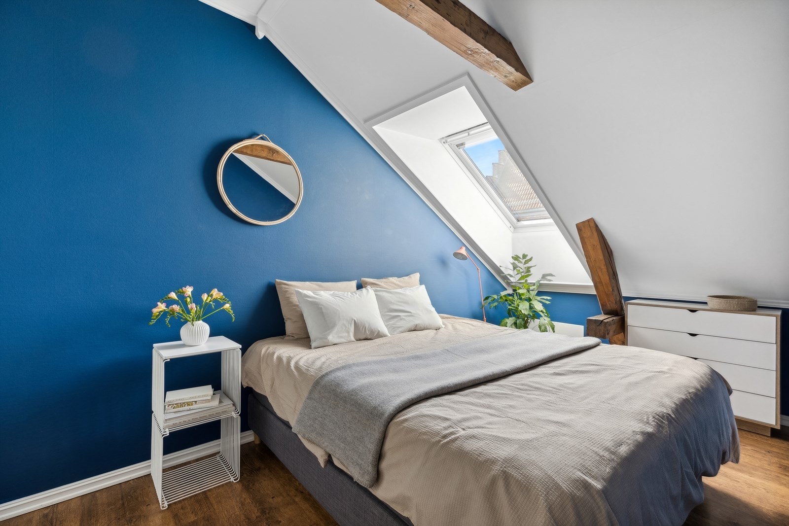 Hovedsoverommet er av god størrelse og har plass til stor seng og nattbord på begge sider Galleribilde