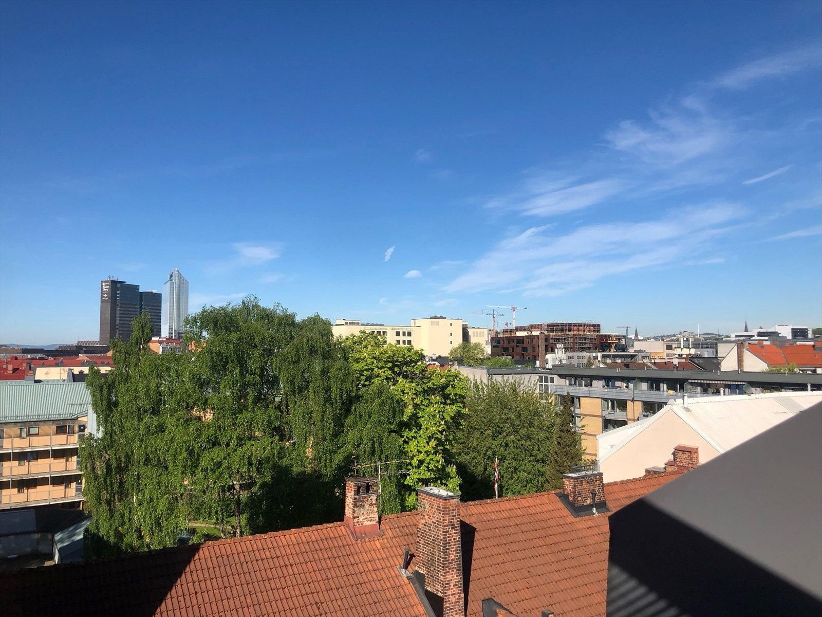 Fra stuevinduene har du flott utsyn (selgers egne bilder) Galleribilde