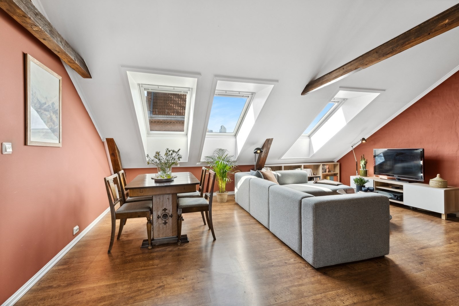 Stuen har store velux takvinduer som gir rikelig med lysinnslipp Galleribilde