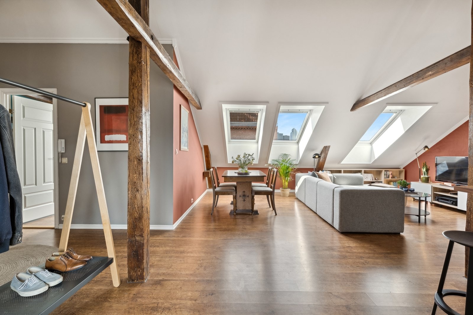 Stuen er svært lys og luftig takket være stuens store vindusflater Galleribilde