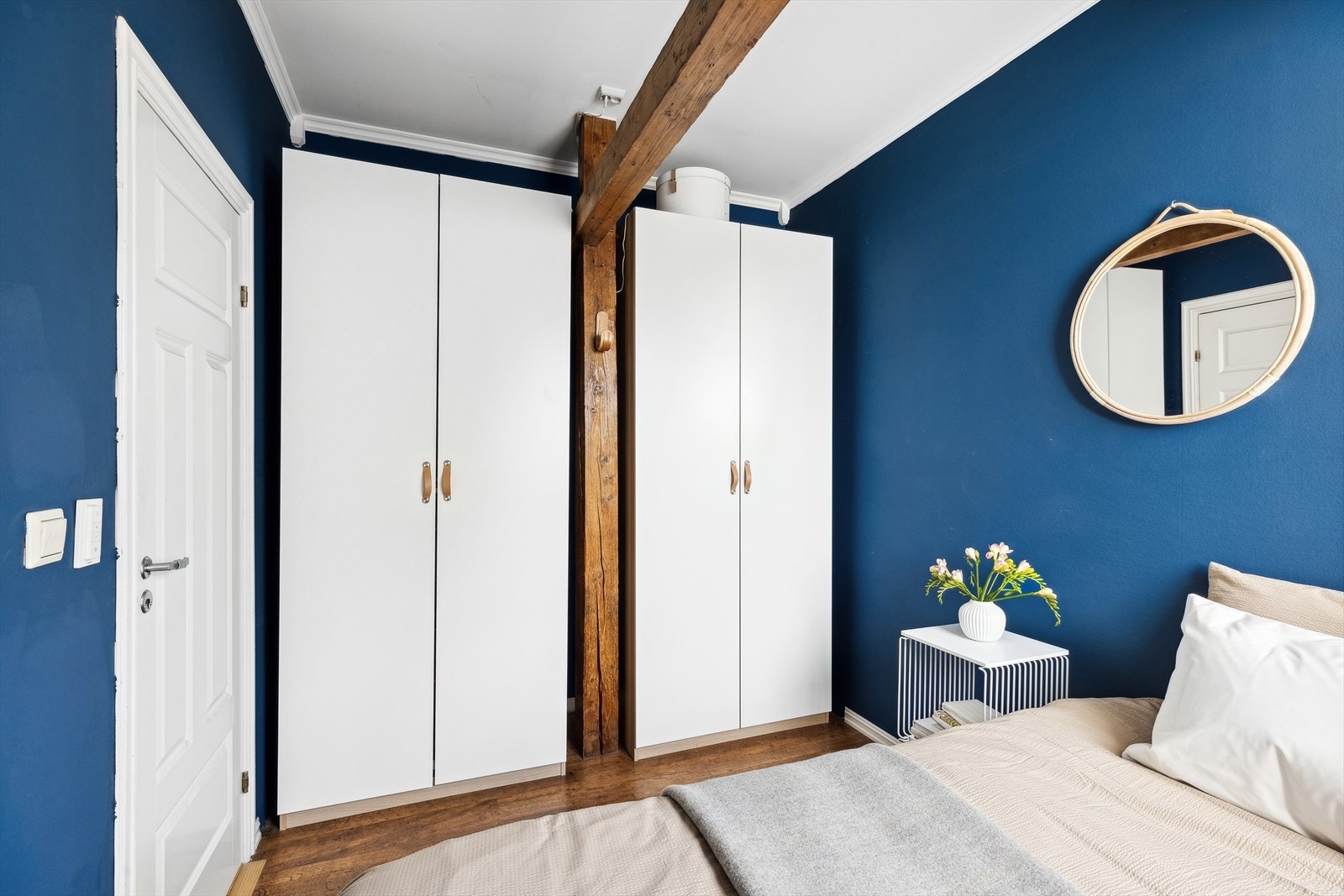 Rommet er i tillegg utstyrt med to store garderobeskap som medfølger boligen ved salg Galleribilde