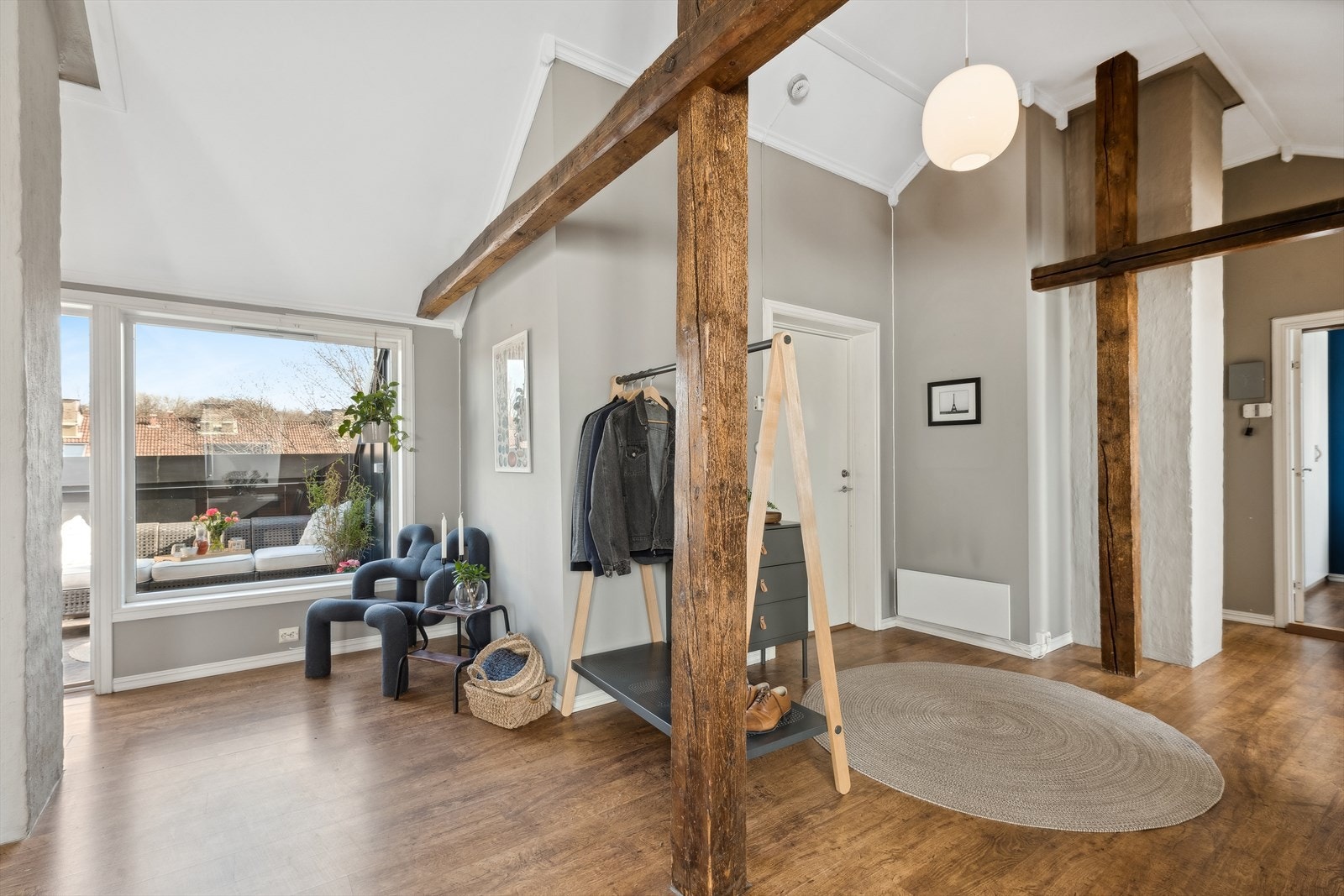 Romslig entrè hvor du har plass til oppheng for jakker og sko Galleribilde