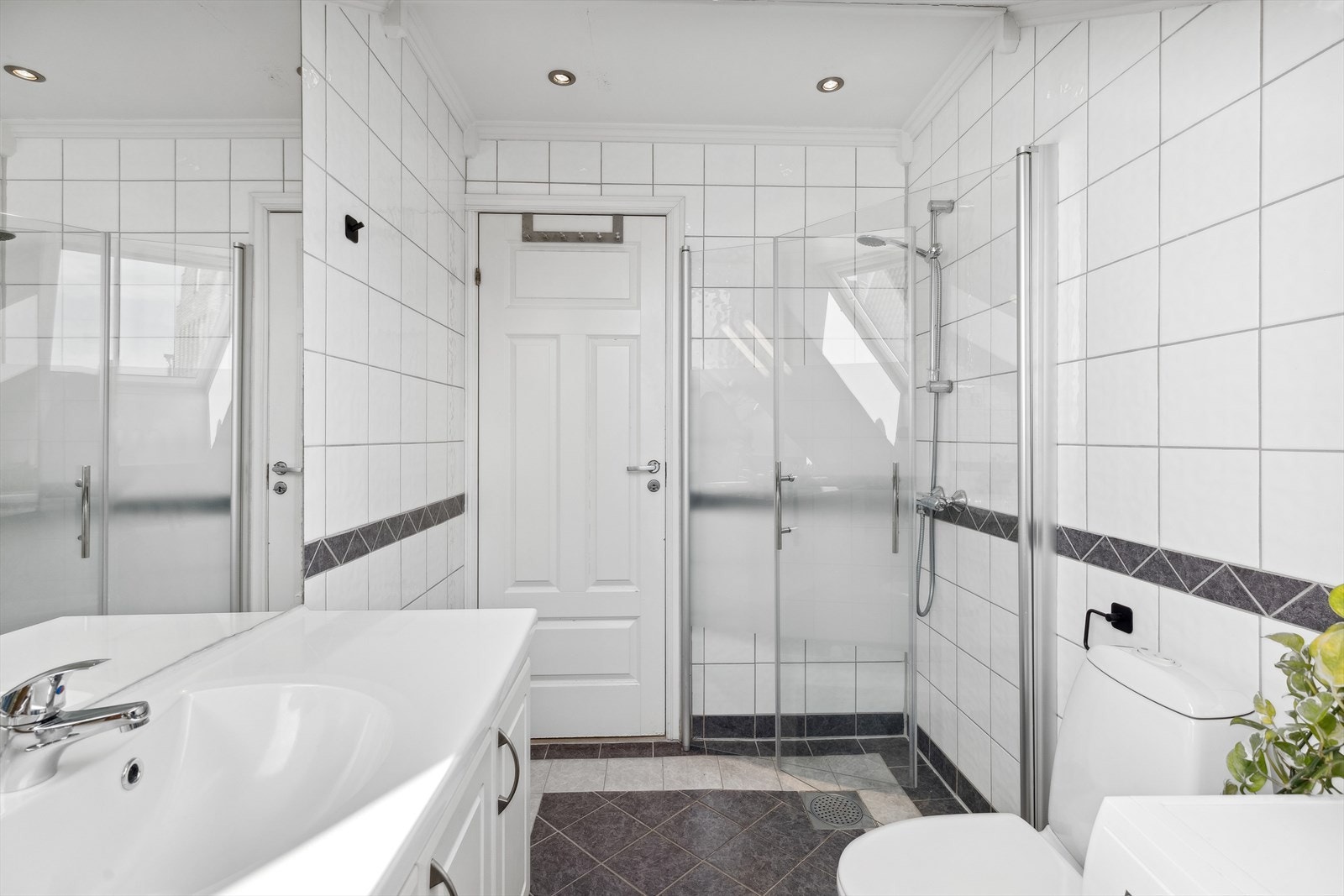 Badet er i tillegg utstyrt med opplegg for vaskemaskin Galleribilde