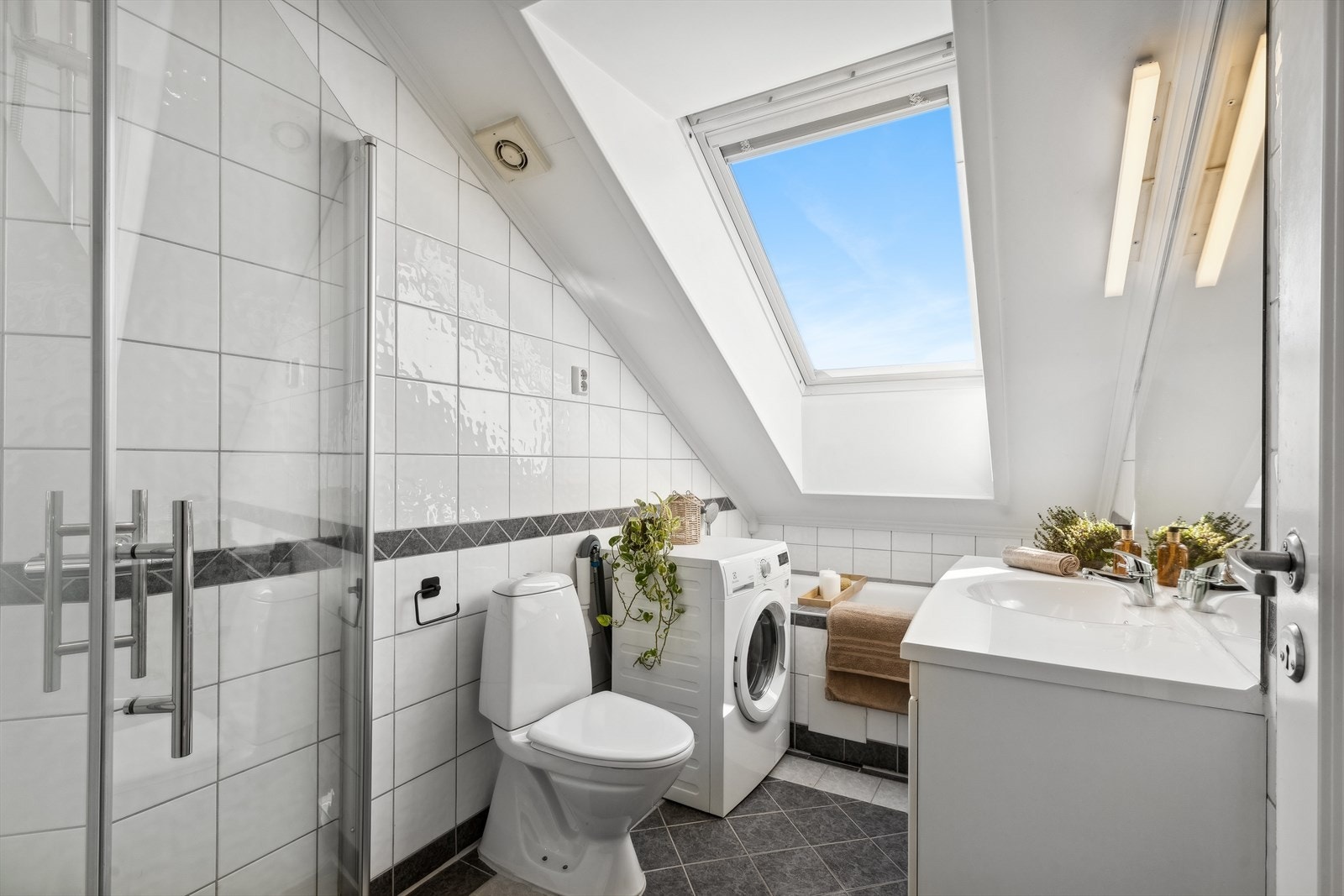 Flislagt bad med innfellbare dusjvegger i tillegg til badekar Galleribilde