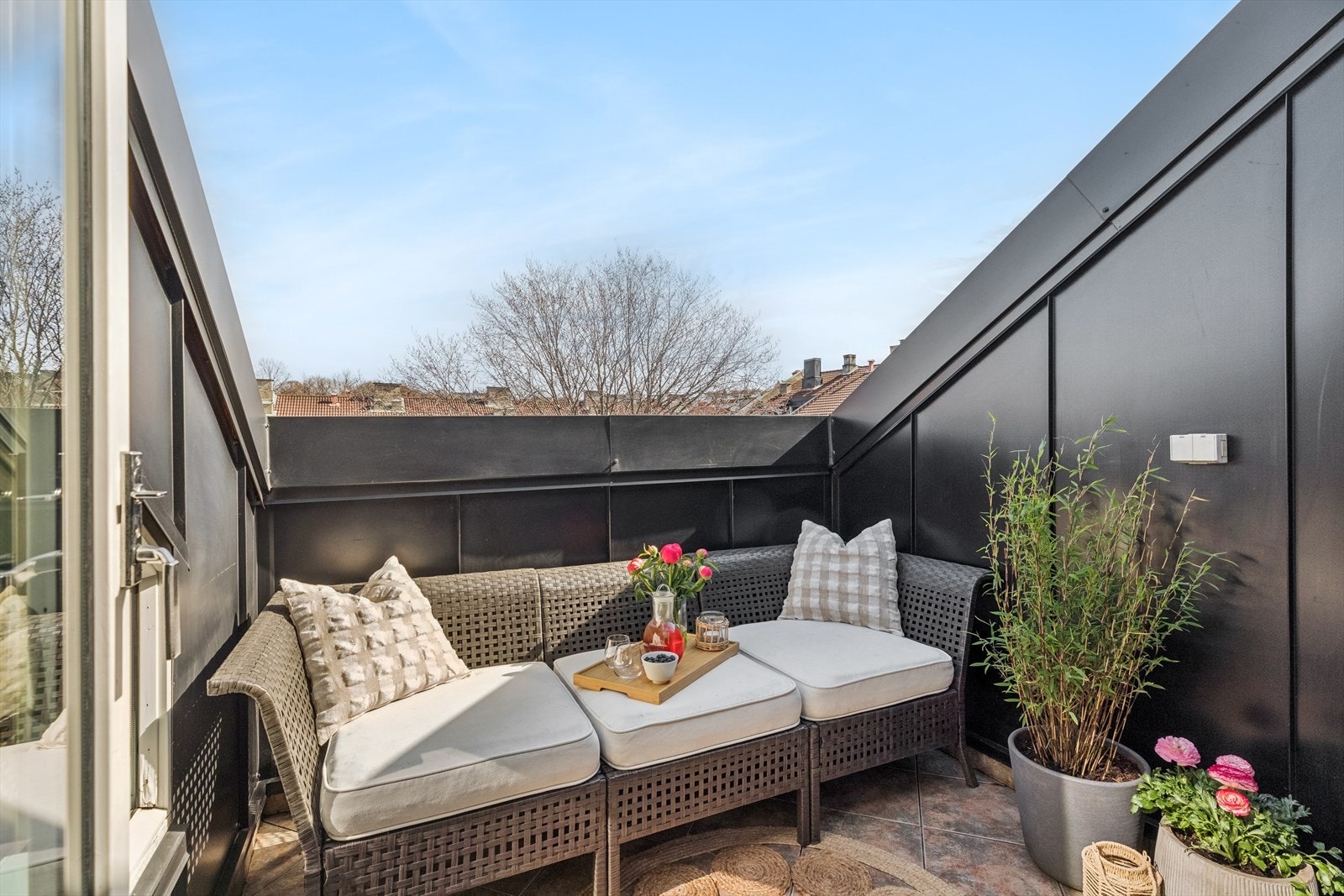 Fra kjøkkendel har du utgang til en inntrukket takterrasse vendt mot rolig bakgård Galleribilde