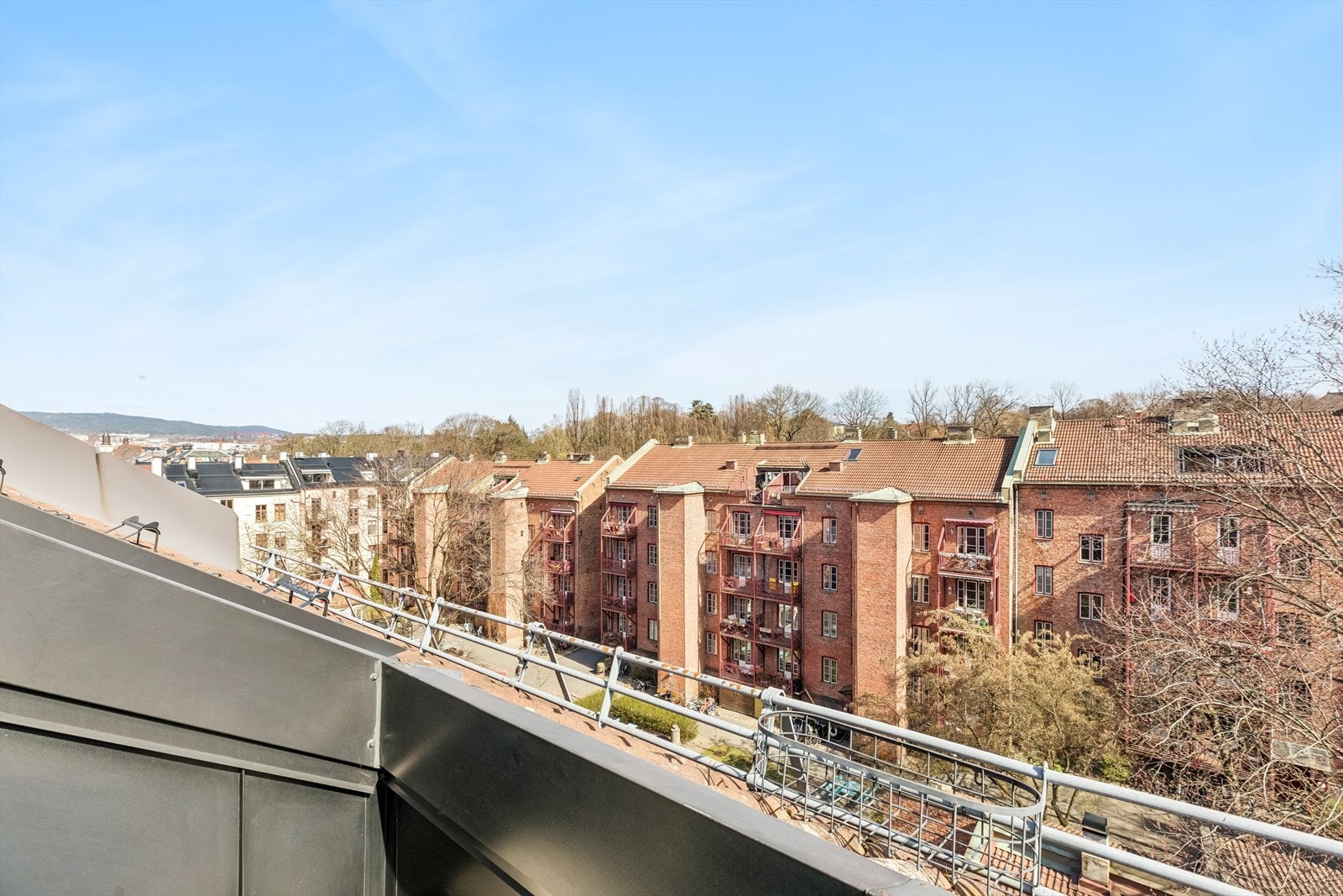 Fra balkongen/takterrassen har du flott utsikt over bakgården og Holmenkollen Galleribilde