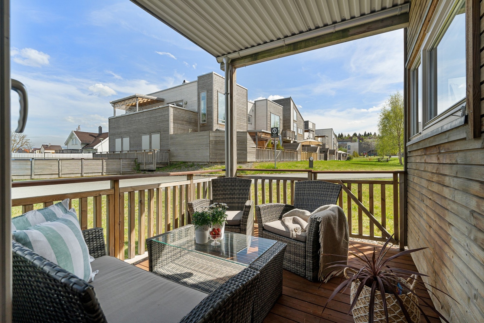 På terrassen har man godt med plass til ønsket møblement. Galleribilde