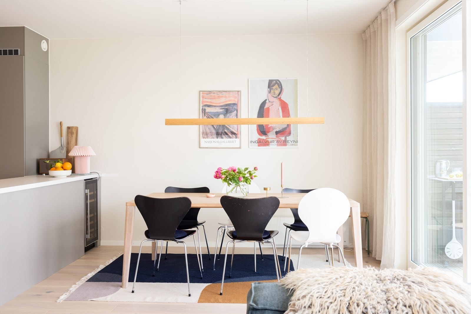 God plass til stort spisebord. Galleribilde