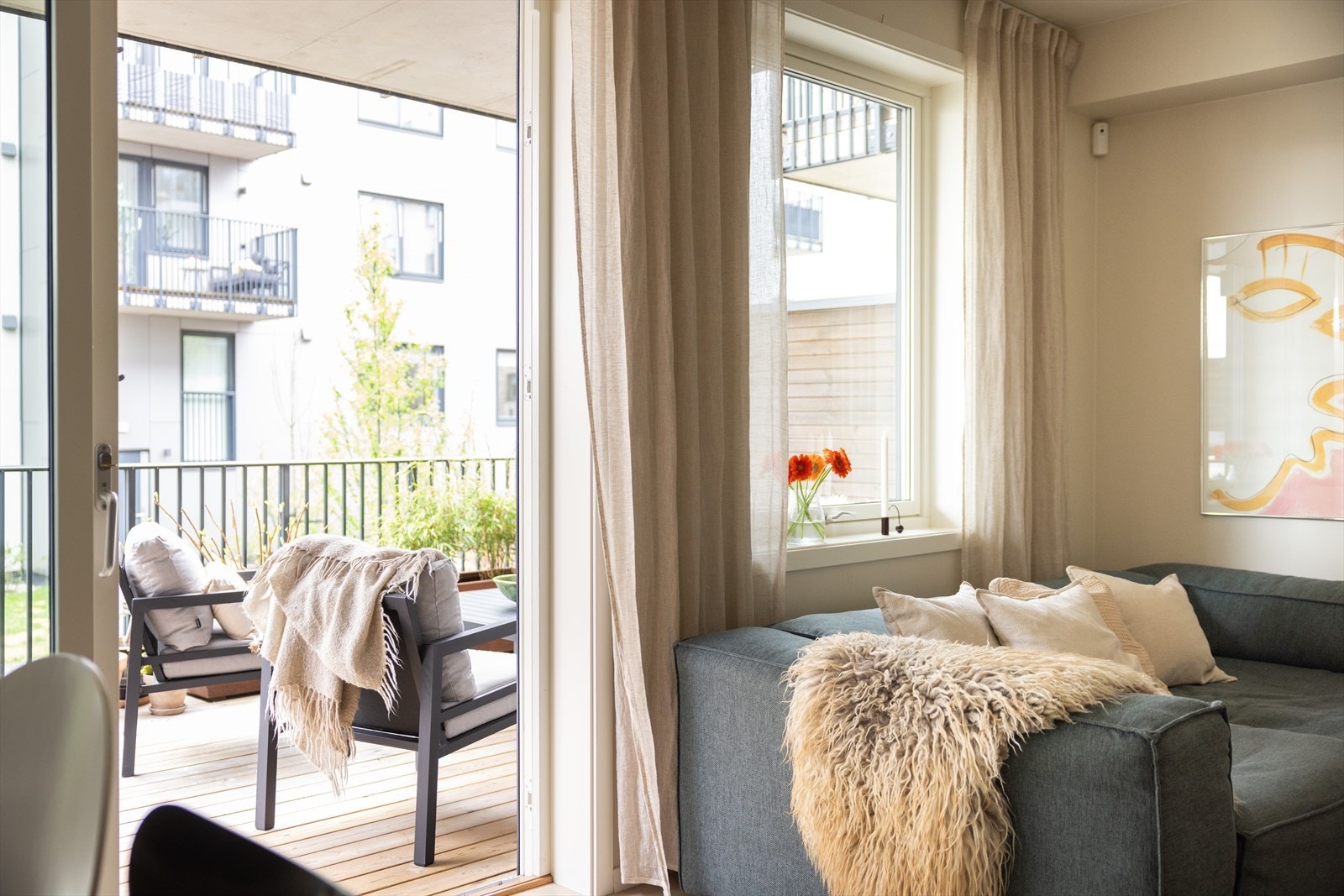 Utgang til sydvendt terrasse fra stue/spisestue. Galleribilde