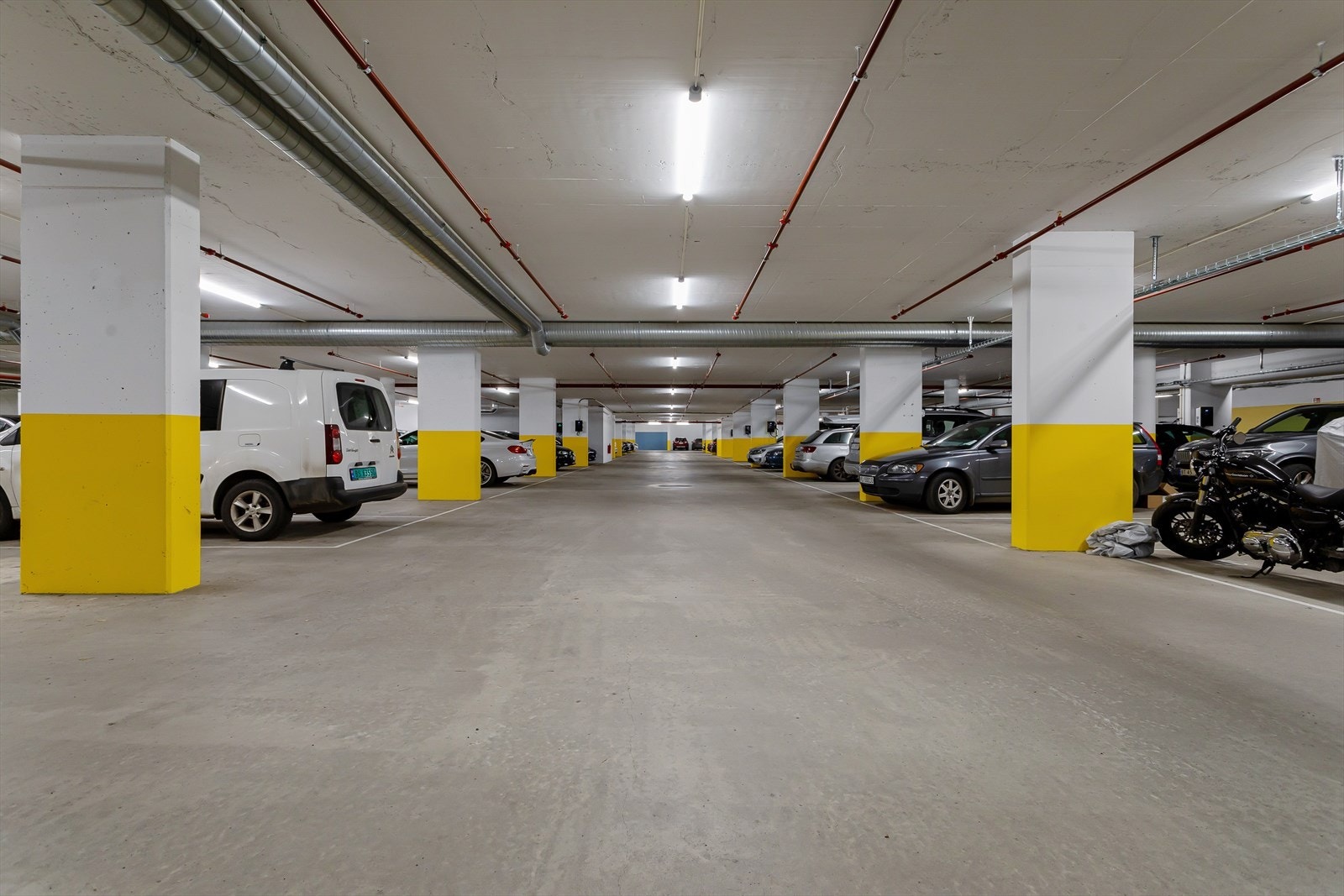 Det medfølger garasjeplass i kjeller med ladeboks. Adkomst med heis og trapp til leiligheten. Galleribilde