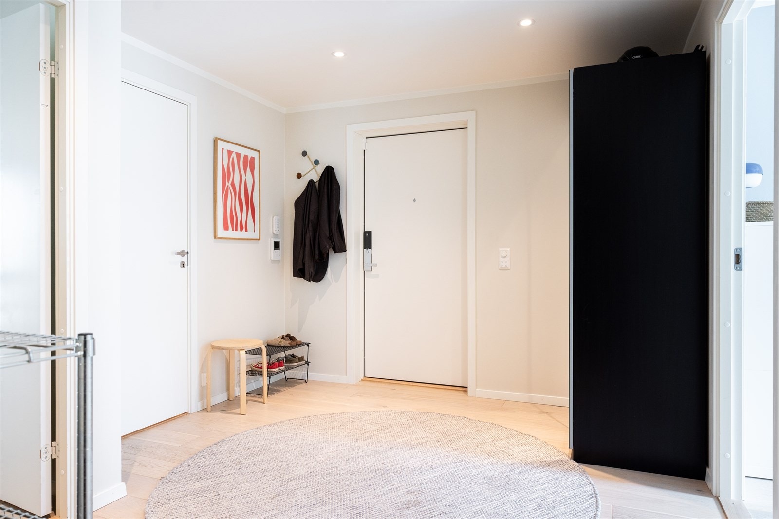 God plass til oppbevaring av yttertøy og sko. Galleribilde
