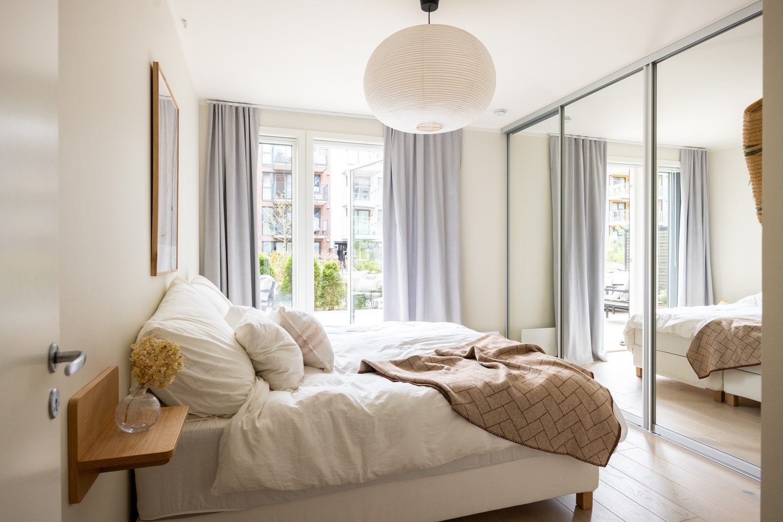 Nydelig og stort hovedsoverom med stor skyvedørsgarderobe med speilfronter. Galleribilde
