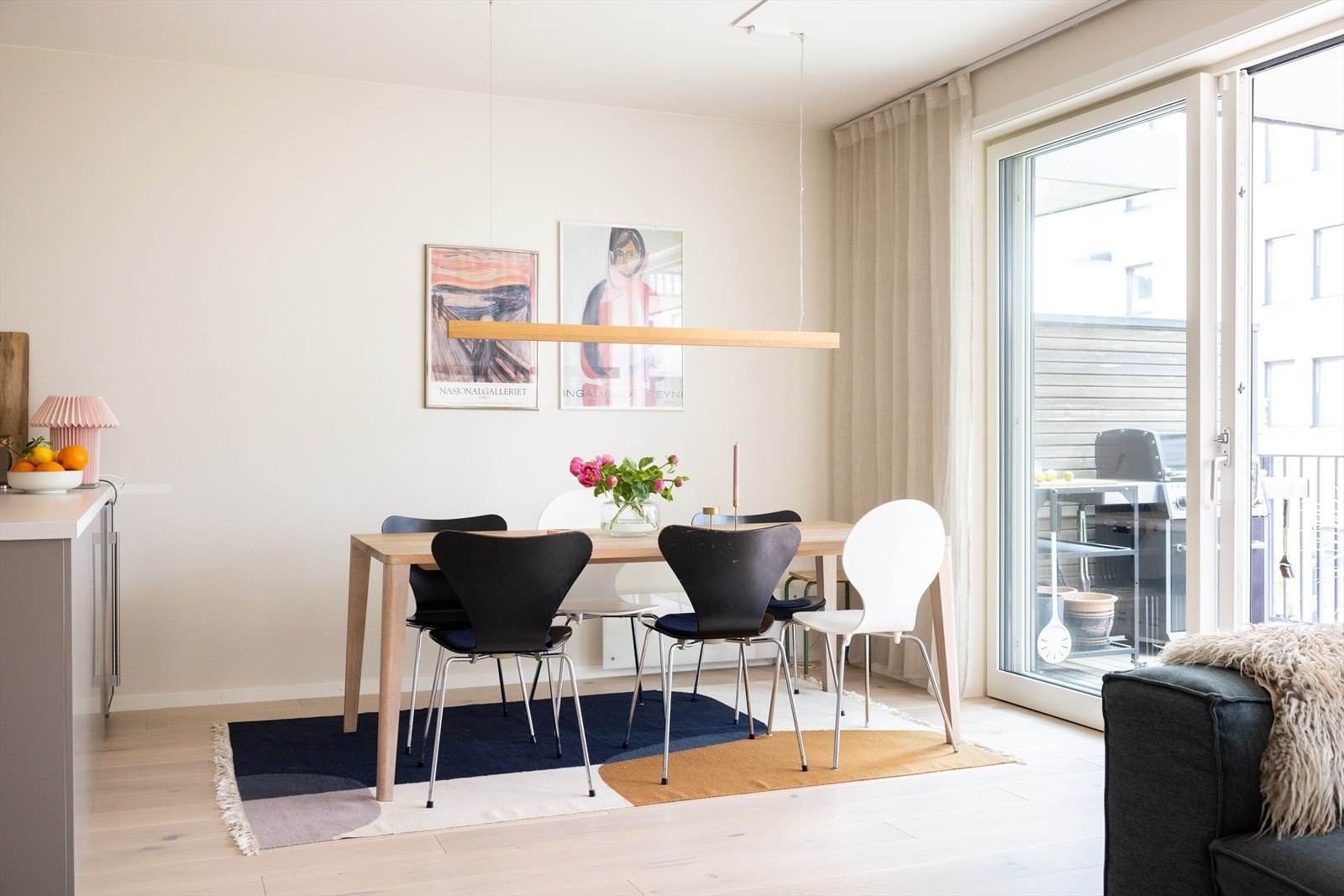 Boligen er malt i delikate og tidsrikige farger. Galleribilde