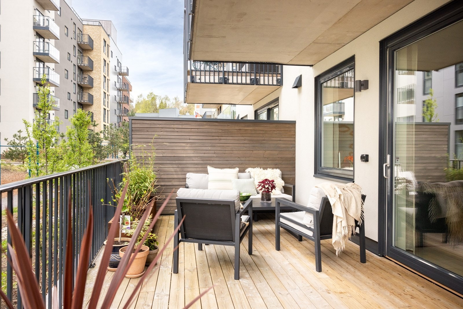 Stor, sydvendt terrasse på ca. 19 kvm. Galleribilde