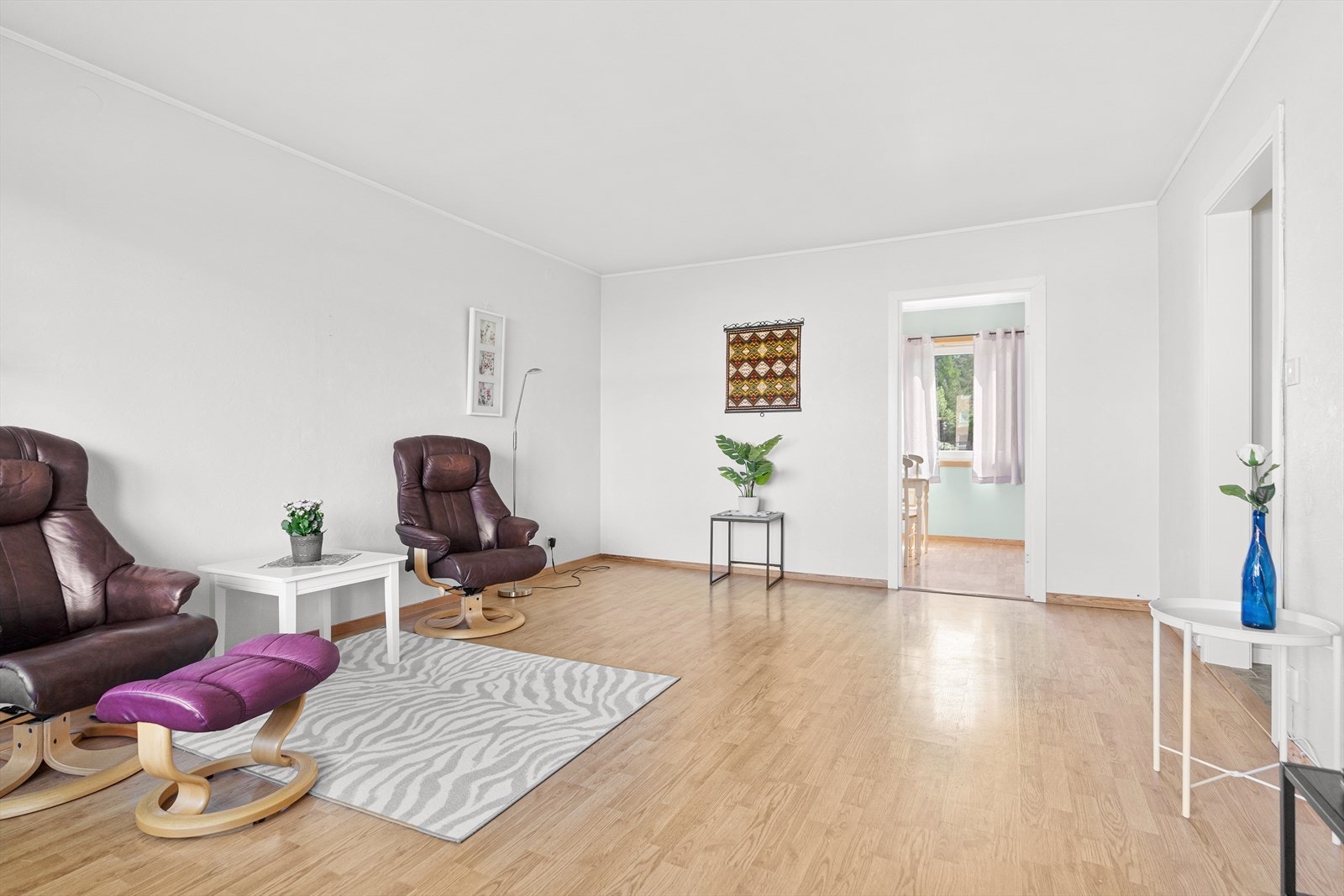 Stor stue med god plass til en sittegruppe samt spisegruppe. Galleribilde