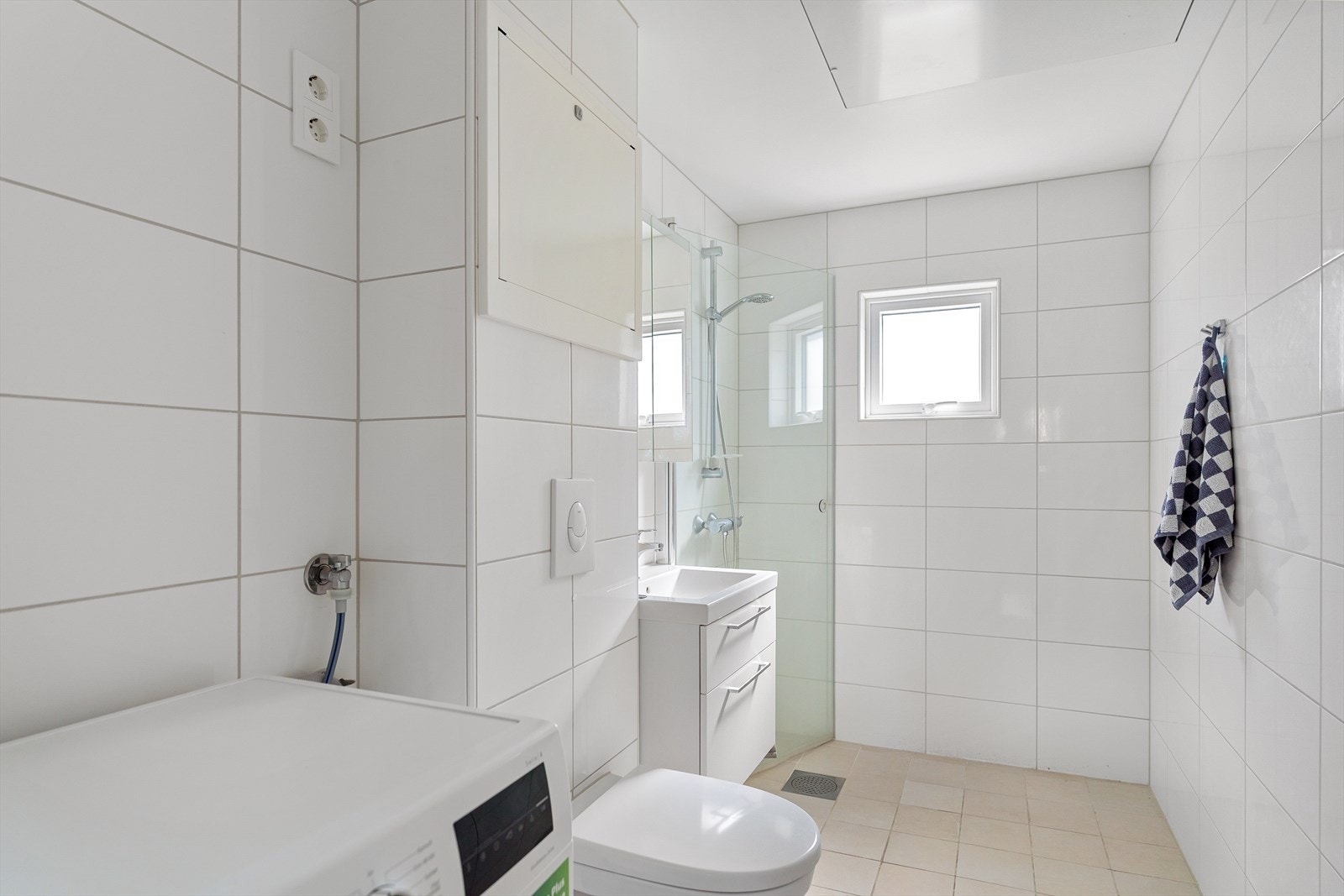 Opplegg for vaskemaskin på badet. Galleribilde