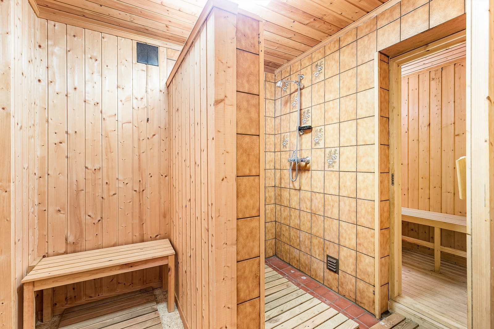 I underetasjen inngår også et dusjrom av god størrelse, med funksjonell badstue. Galleribilde