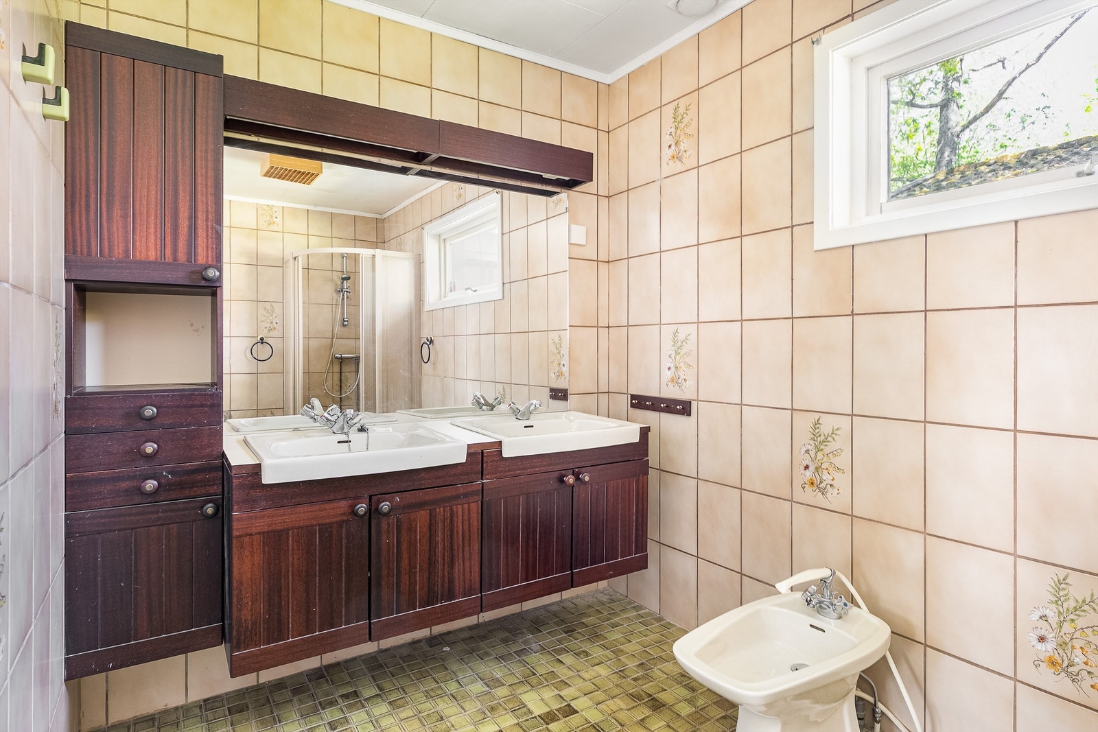 Hovedsoverommets bad og underetasjens bad er begge fra byggeåret og gitt TG 3, fornying må påregnes. Galleribilde