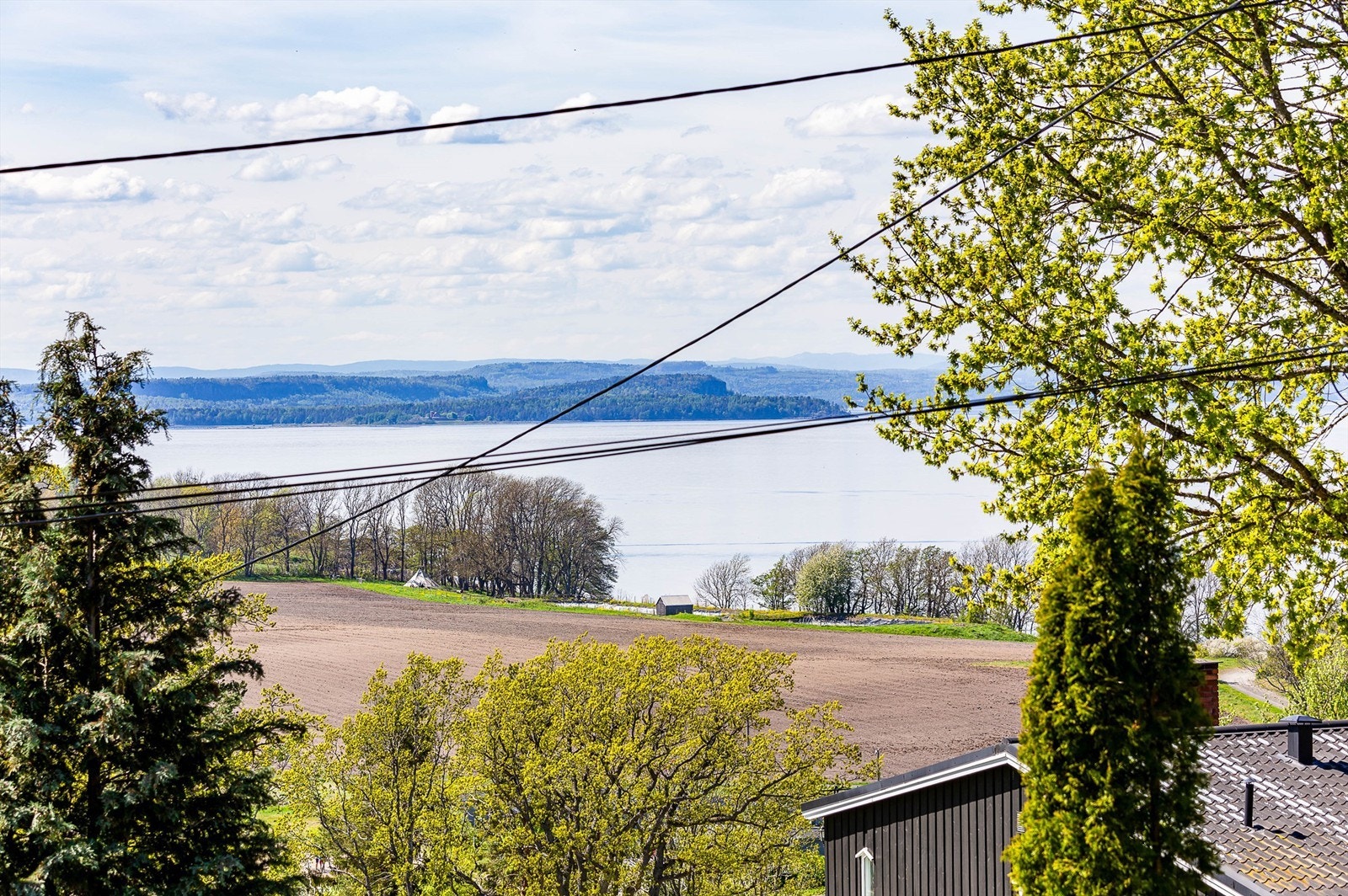 Utsikt over fjorden - vist med zoom. Galleribilde