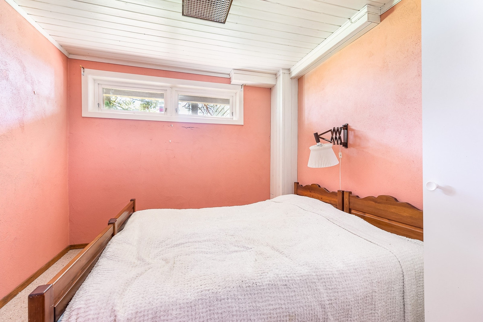 Underetasjens soverom er utmerkede barne-/ungdomsrom, dette oppmålt til ca. 8 kvm. Galleribilde