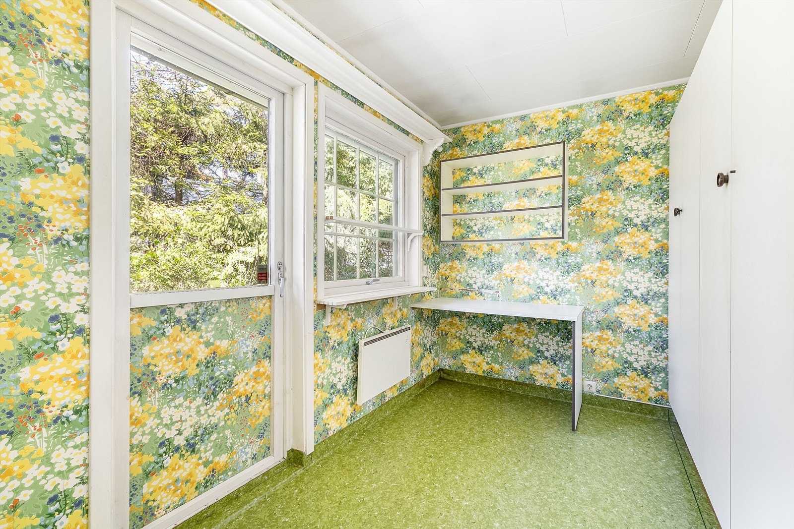 Terrassedør vendt mot hagen gjør det mulig å bære vasken rett ut til tørk i friluft. Galleribilde