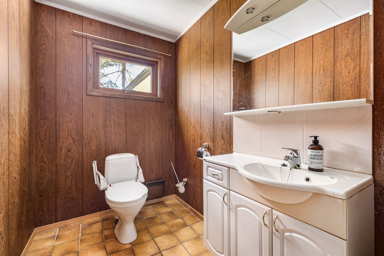 Gjestetoalett finnes ved gangen i første etasje, tilbaketrukket fra alle etasjens sosiale rom. Galleribilde