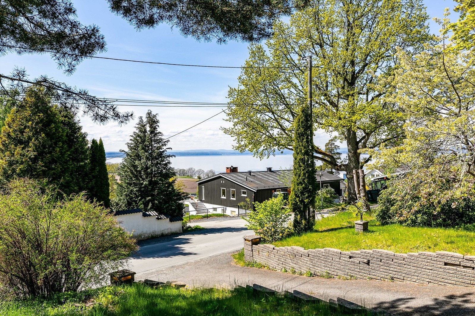 På terrassen er det nydelig utsikt, blant annet til Oslofjorden og Vestfold-siden. Galleribilde