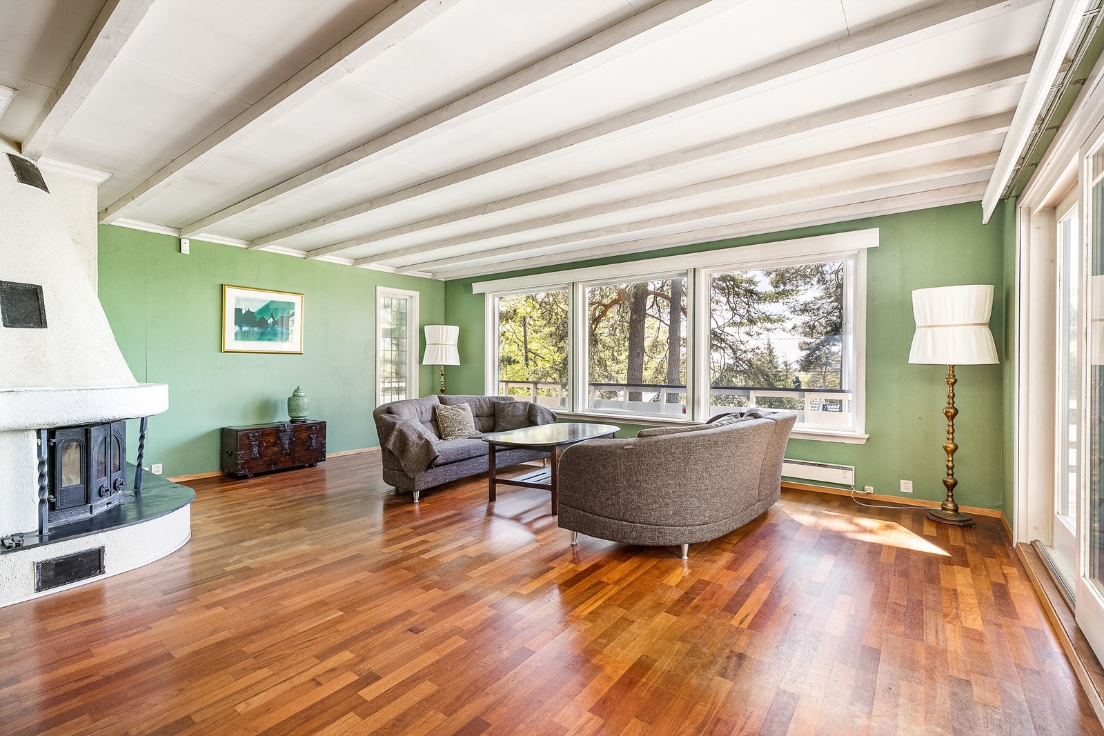 Store vinduer gjør stuen åpen og luftig. Innsyn er det lite av. Galleribilde