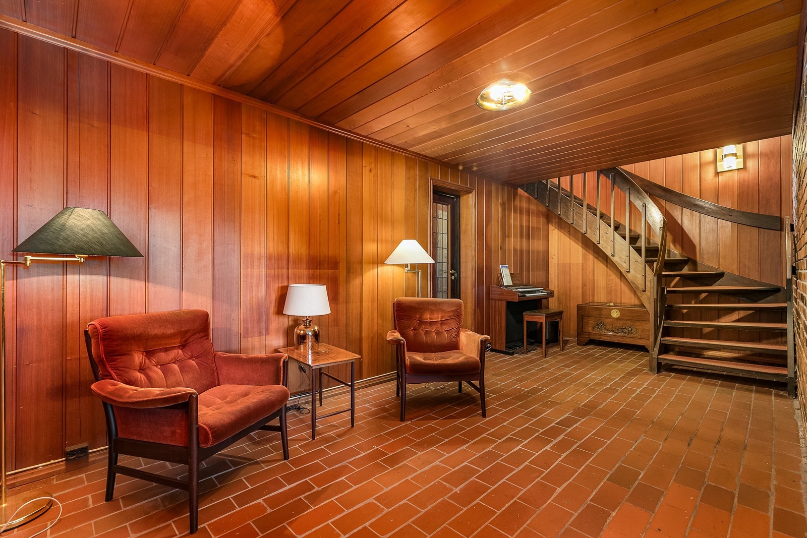 Stor hall utenfor kjellerstuen, innenfor finnes gang for soverom og bad. Galleribilde