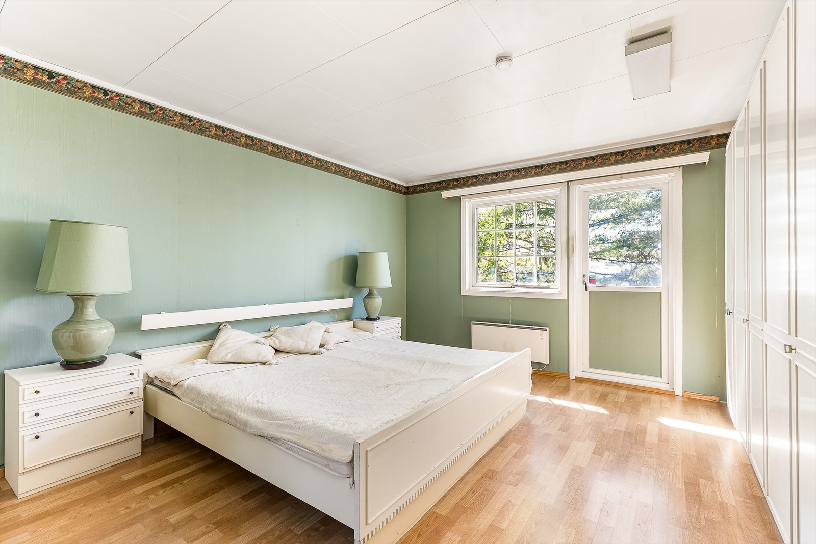 Hovedsoverom på hele 20 kvm. inngår i første etasje. Galleribilde