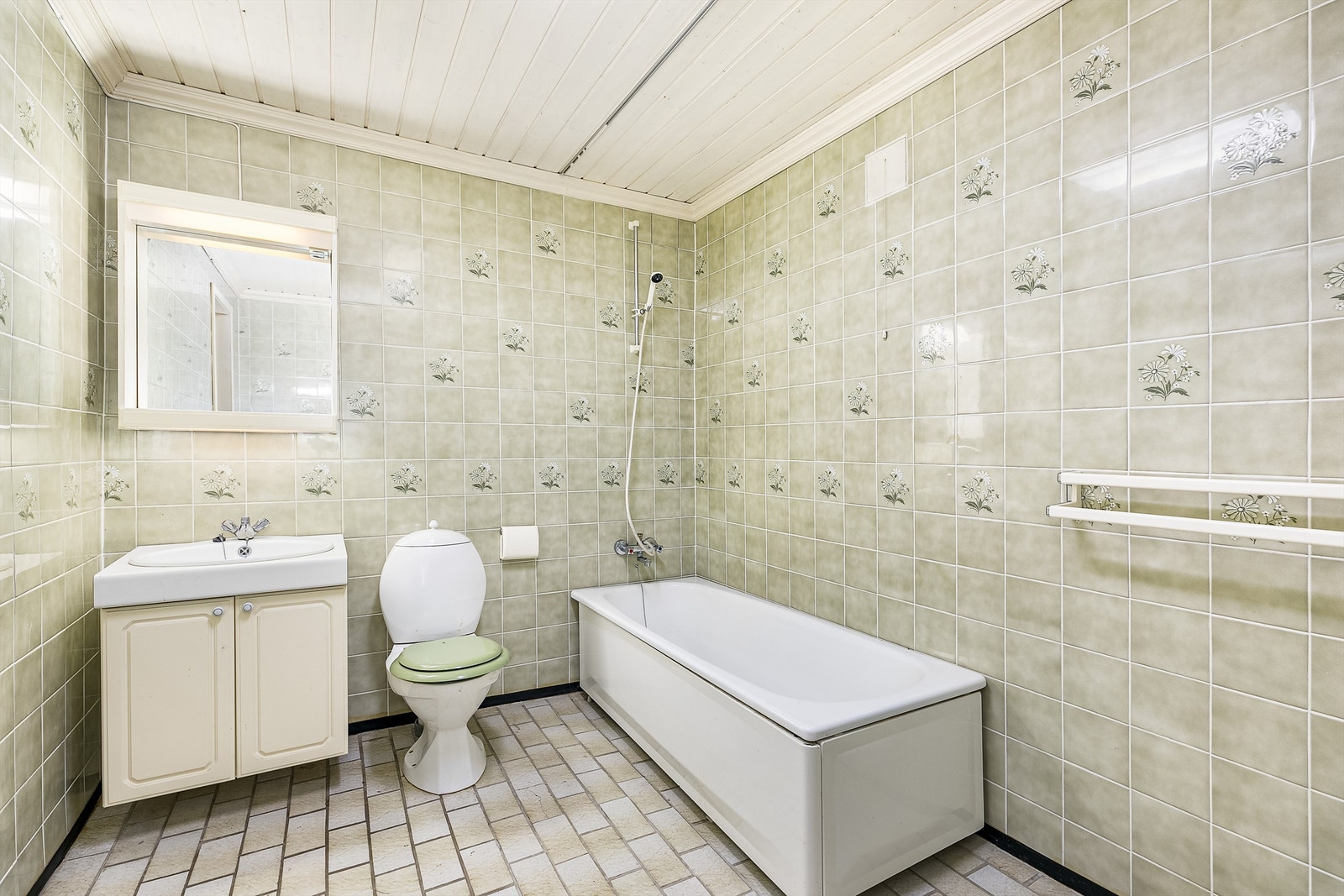 Underetasjens badet har gulvvarme, i likhet med flere rom i samme etasje. Galleribilde